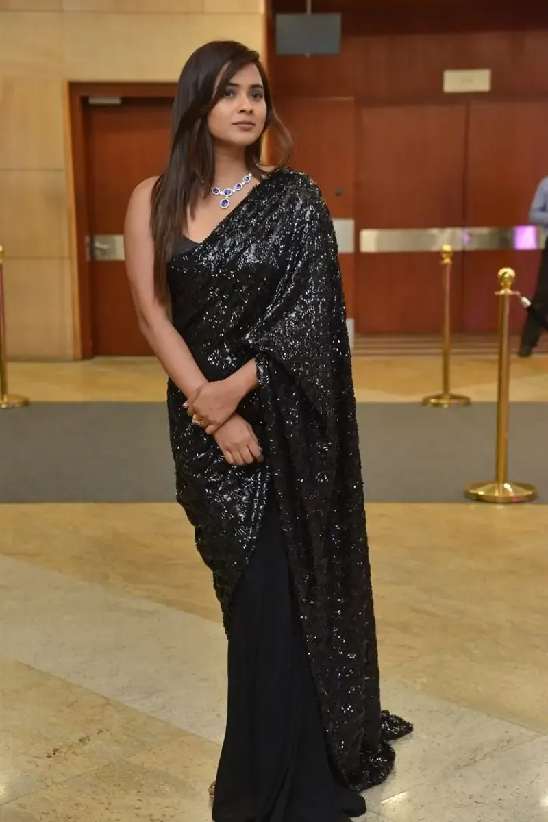 INDIAN ACTRESS HEBAH PATEL STILLS IN TRADITIONAL BLACK SAREE 10